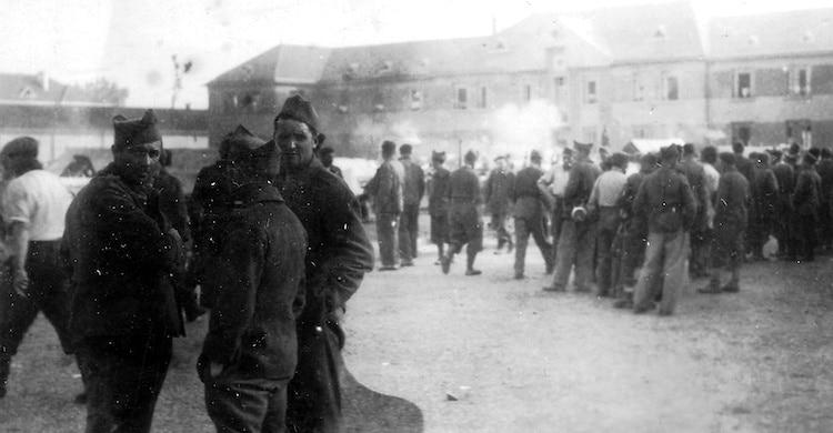  Prisonniers de guerre français : comment ils ont gardé l'espoir et la fraternité en 1940 