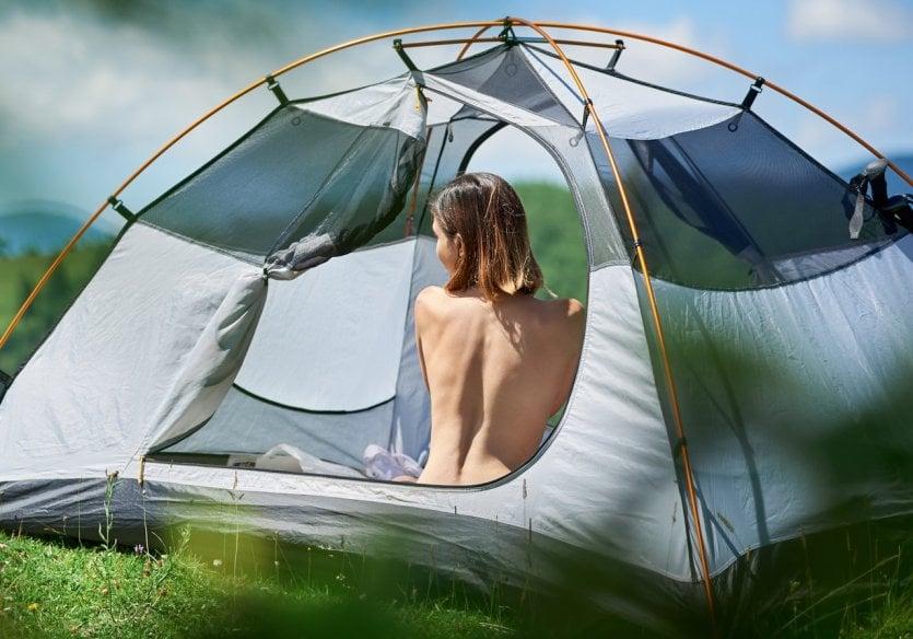 Les avantages et les défis de camping nudiste en France