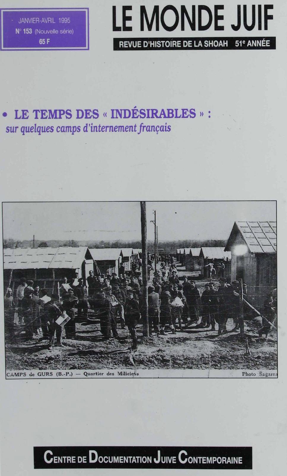 Une photo en noir et blanc montre des prisonniers dans un camp dinternement français.
