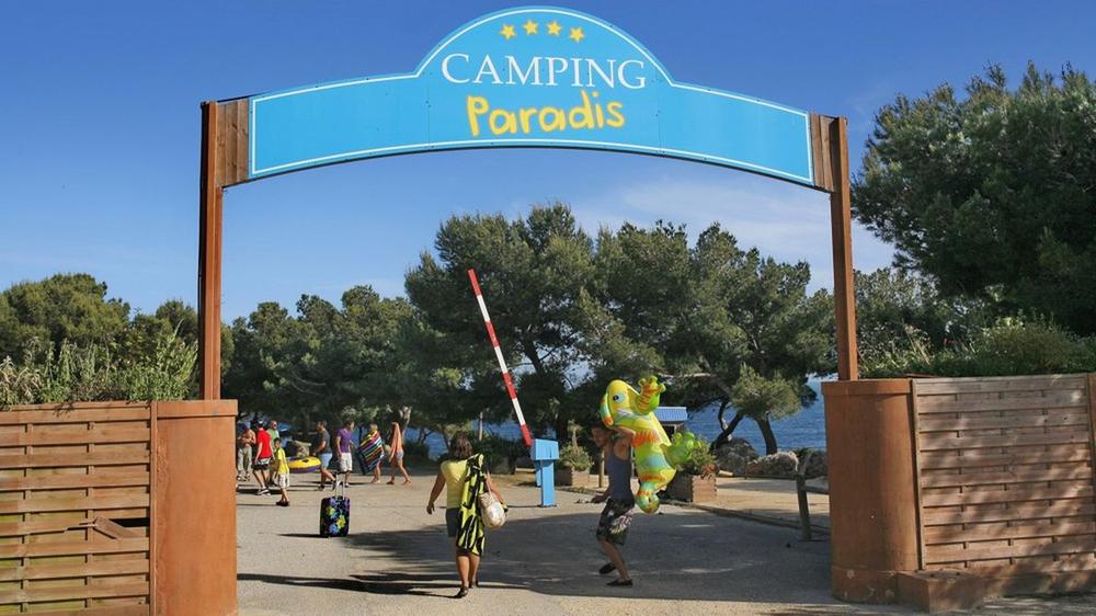 Une photo de lentrée du Camping Paradis, un camping situé à Marseillan-Plage, en France.