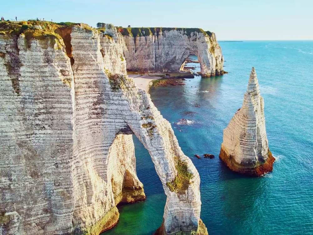 Une image des falaises dEtretat en Normandie, France.