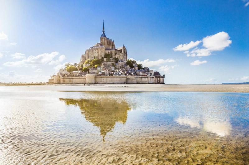 Une image du Mont Saint-Michel, une petite île rocheuse dans la Manche, en Normandie, en France.