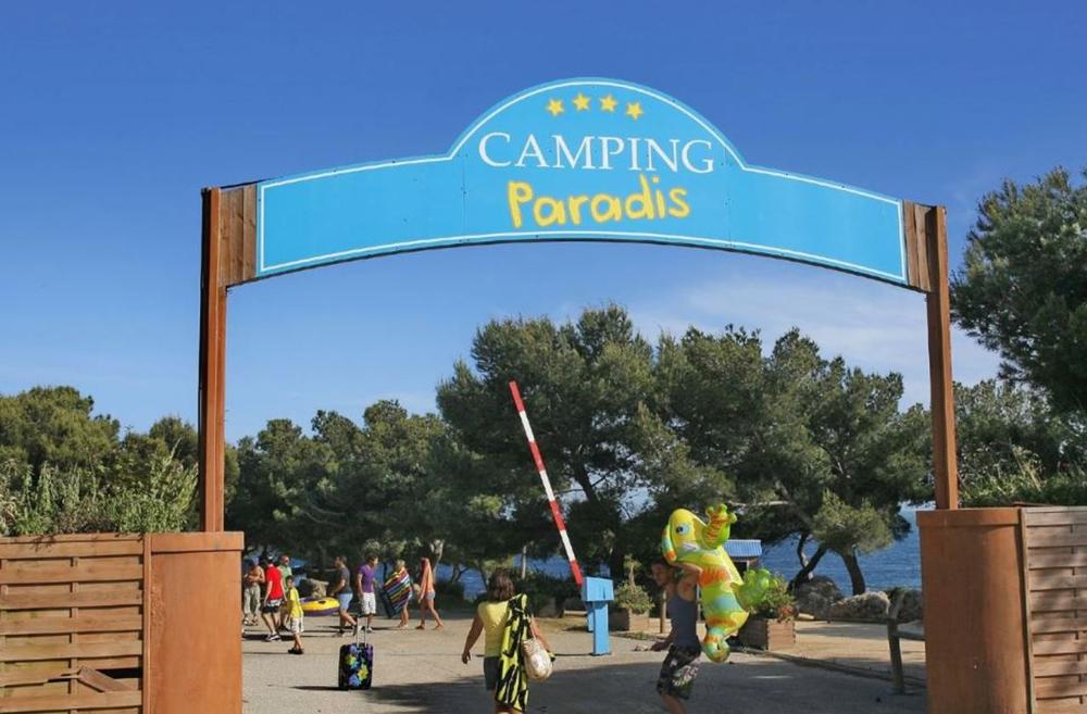 Une pancarte indique lentrée du camping Paradis.