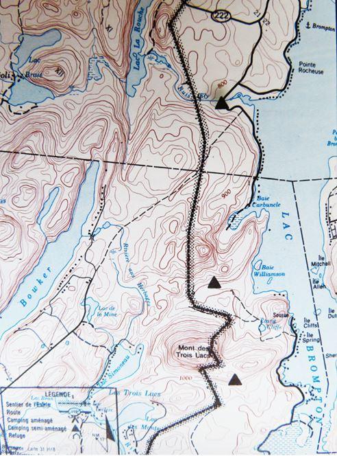 Carte topographique montrant le relief, les lacs et les rivières dans le parc national du Mont-Tremblant, au Québec, Canada.