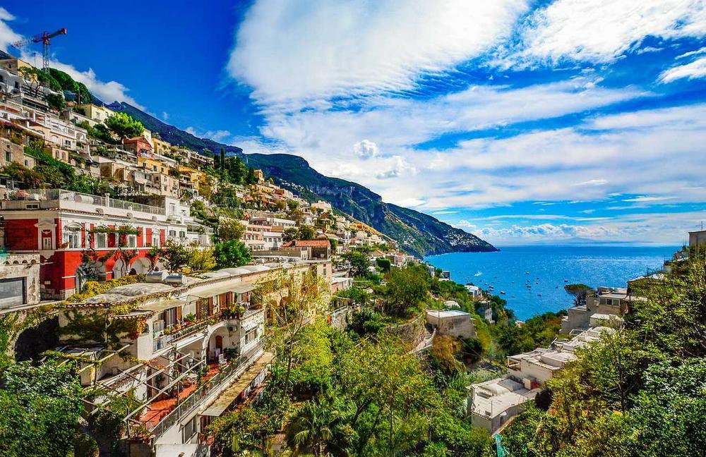Une vue imprenable sur la ville italienne de Positano, construite à flanc de falaise.