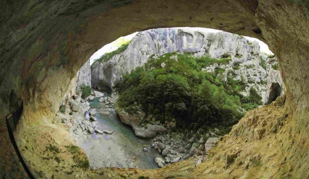 Une vue plongeante sur les gorges du Verdon depuis la grotte de Baume Obscure.