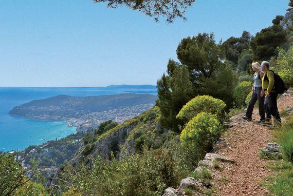 Une randonnée sur les hauteurs de la Côte dAzur offre une vue imprenable sur la mer Méditerranée.