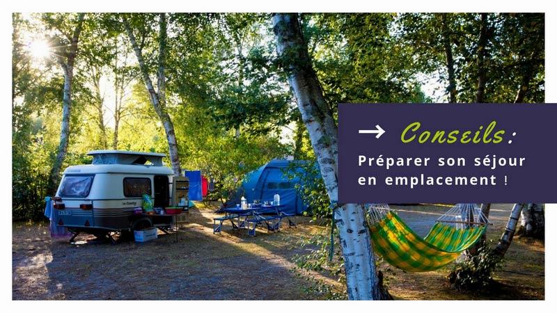 Une image montrant une aire de camping avec des arbres, des tentes et des caravanes.