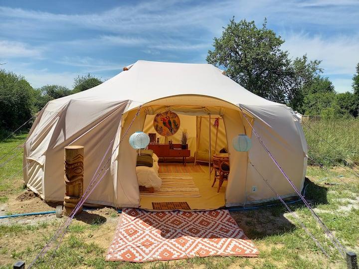 Une tente de safari spacieuse et confortable avec un intérieur coloré et éclectique.