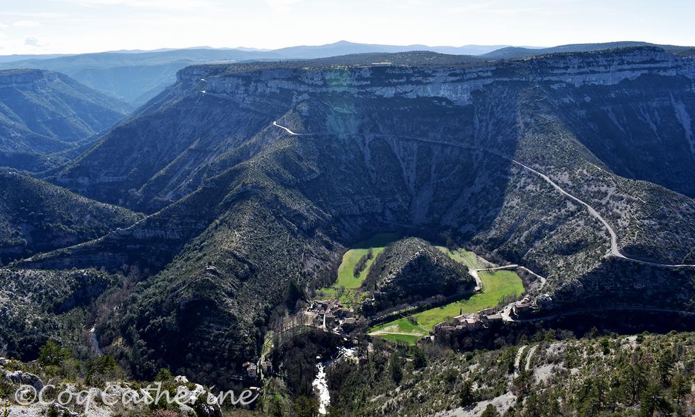 Une vue aérienne des gorges du Verdon, un canyon en France.