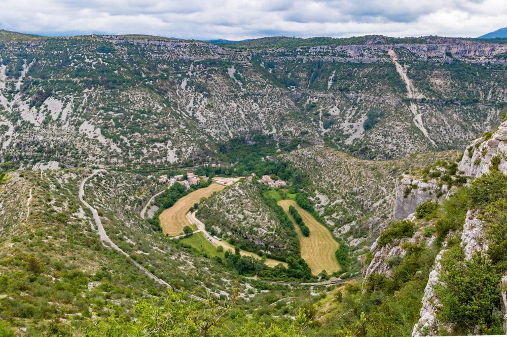 Une vue aérienne des gorges du Verdon, un canyon en France.