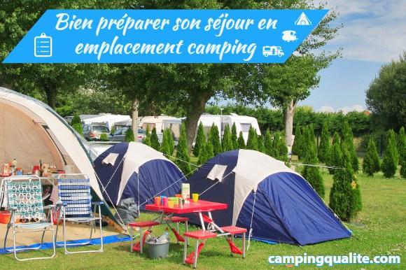 Une image montrant des tentes et des arbres avec le texte Bien préparer son séjour en emplacement camping.