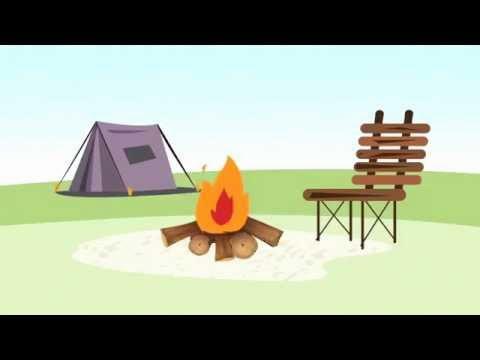 Une tente violette, un feu de camp et une chaise en bois sont installés sur lherbe verte.