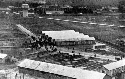 Une photo aérienne en noir et blanc montre le camp de concentration de Dachau, en Allemagne.