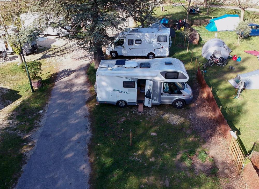 Une vue aérienne dun camping avec des caravanes et des tentes.