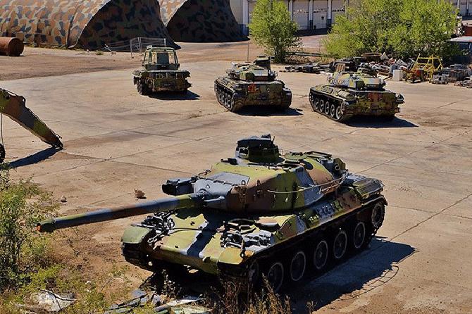 Une rangée de chars de combat principaux AMX-30 en attente dêtre démantelés.