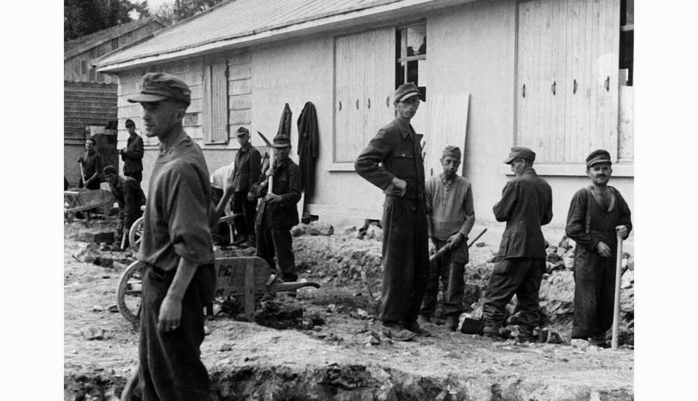 Des prisonniers juifs effectuent des travaux forcés dans un camp de concentration nazi.