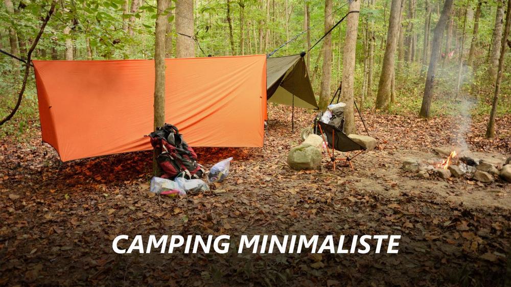 Une image montrant du matériel de camping minimaliste en forêt.