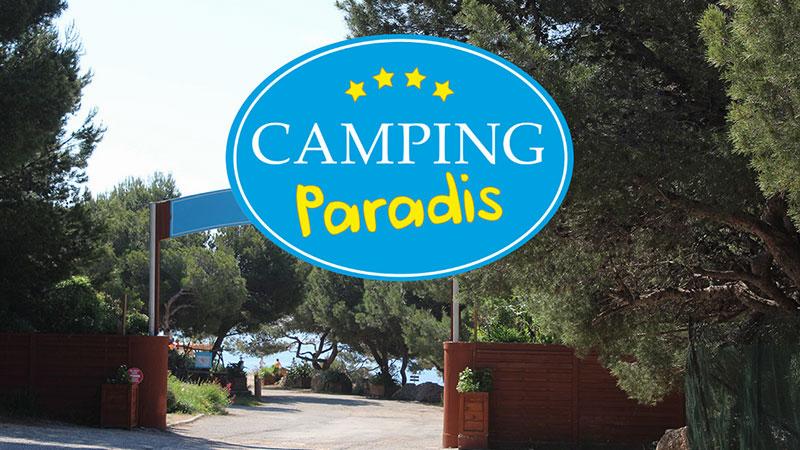 Une pancarte indique lentrée du camping Paradis.