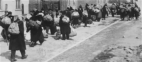 Une file de réfugiés juifs expulsés de chez eux pendant la Seconde Guerre mondiale.
