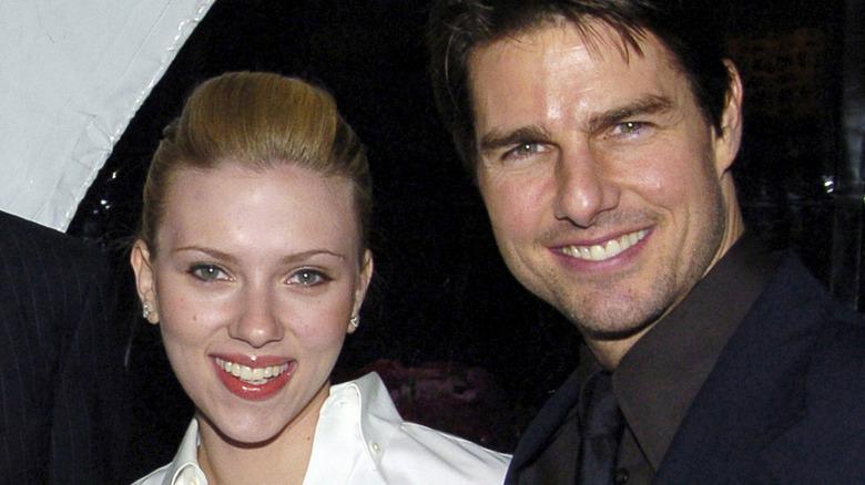 Lactrice Scarlett Johansson et lacteur Tom Cruise sourient ensemble lors dun événement.