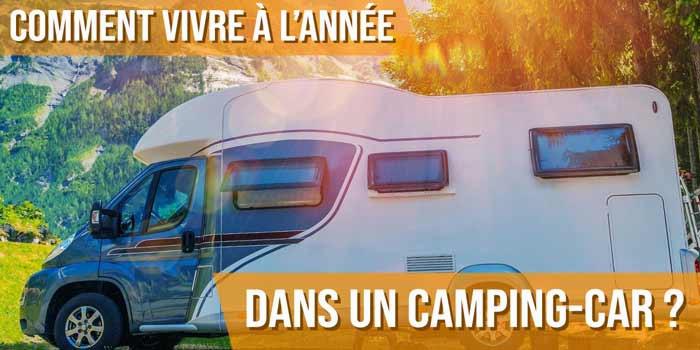 Texte en français : Une image dun camping-car garé dans un camping avec des montagnes en arrière-plan.