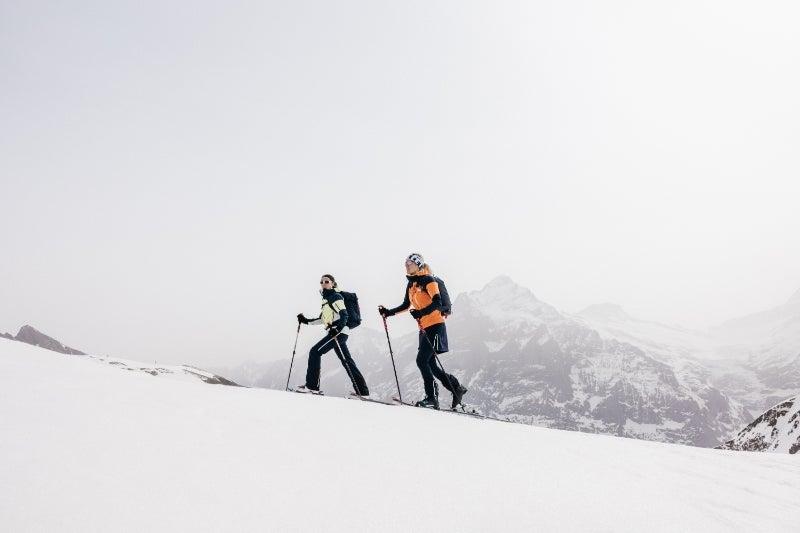 Deux femmes en ski de randonnée sur un glacier.