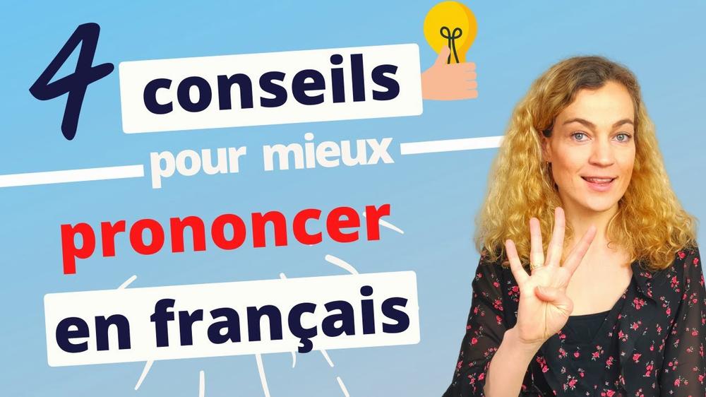 Une femme blonde souriante tient quatre doigts en lair et il y a du texte à côté delle qui dit 4 conseils pour mieux prononcer en français.
