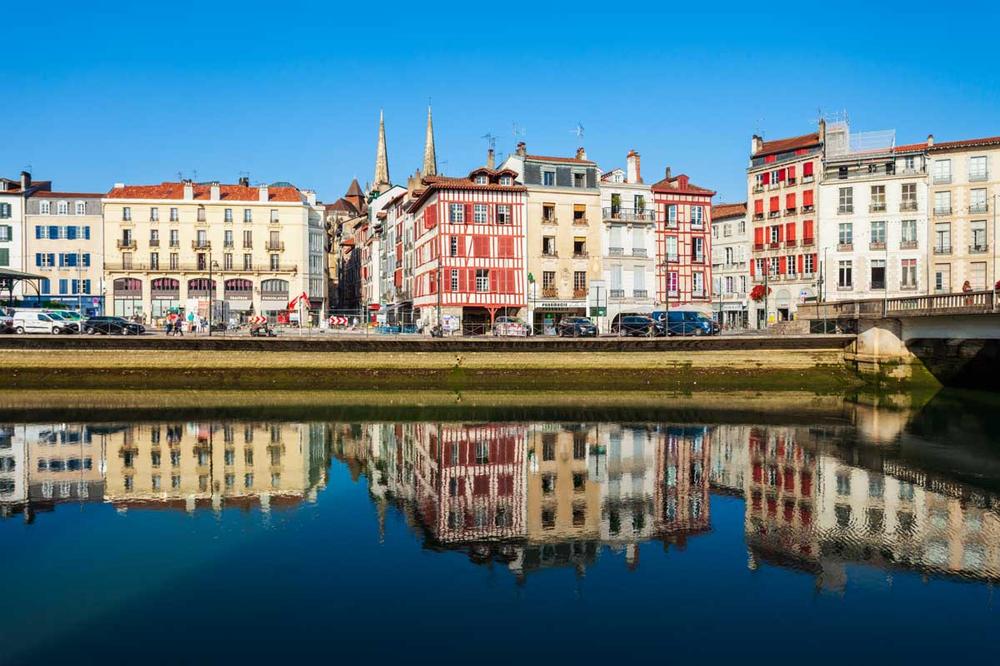 Une image de la ville de Bordeaux, en France, avec la Garonne en premier plan.