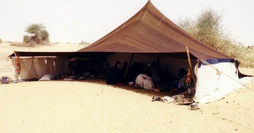 Une tente traditionnelle touareg dans le désert du Sahara.