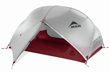 Une tente MSR Hubba Hubba NX grise et rouge, avec la porte ouverte.