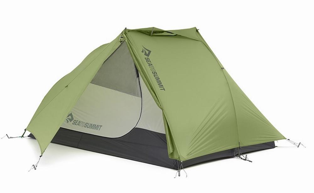 Une tente de camping deux places, de couleur vert olive, avec un vestibule spacieux.