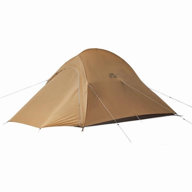 Une tente de camping beige avec deux arceaux et une porte en forme de D.