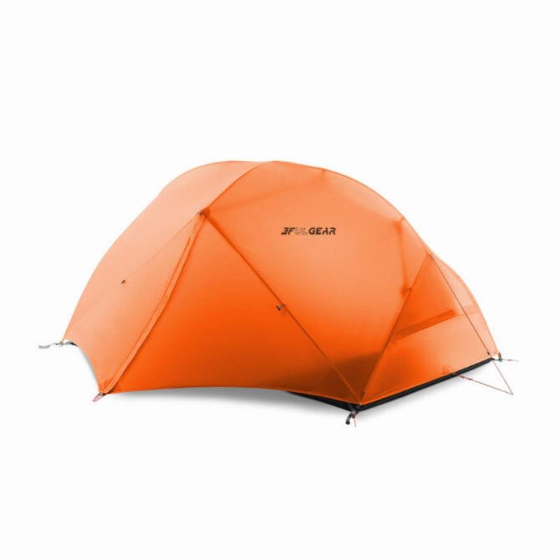 Une tente de camping orange avec deux portes et un double toit.