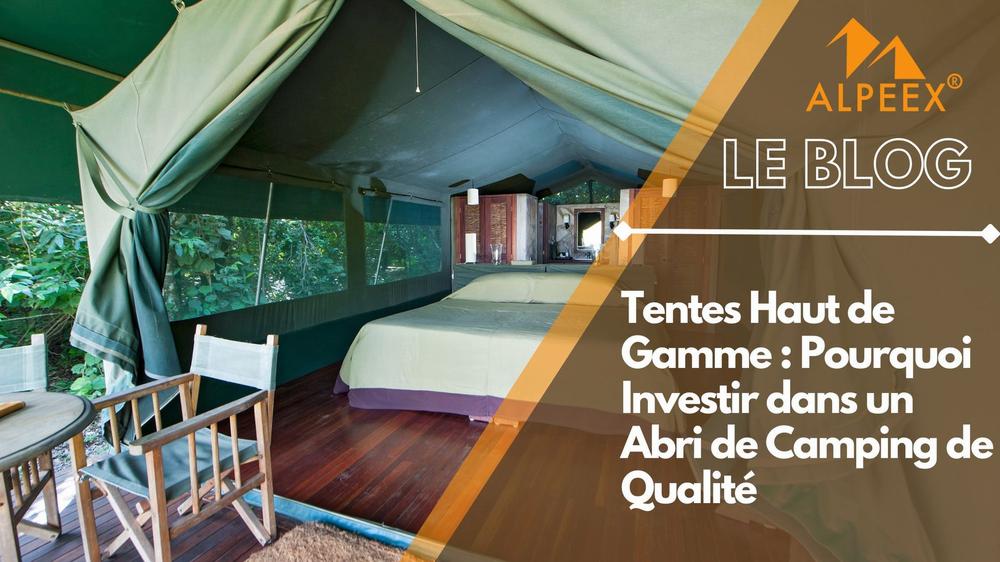Une tente de safari de luxe avec un lit, des chaises et une table sur une terrasse en bois.