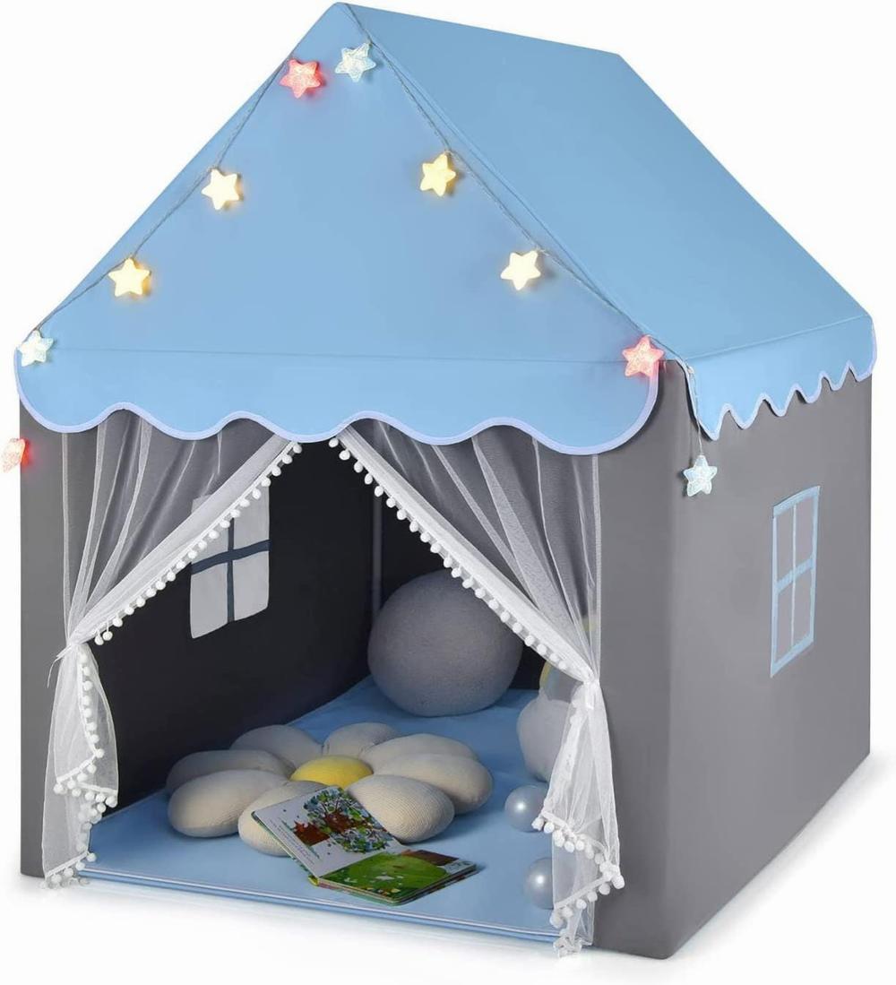 Une tente de jeu pour enfants en forme de maisonnette bleue et grise avec des étoiles lumineuses et des rideaux en tulle.