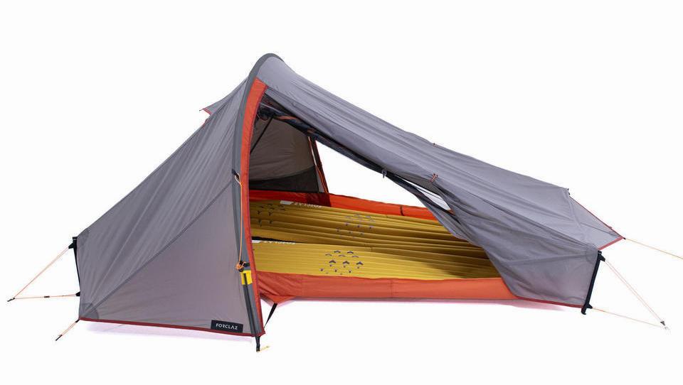 Une tente de camping légère et compacte pour une personne.