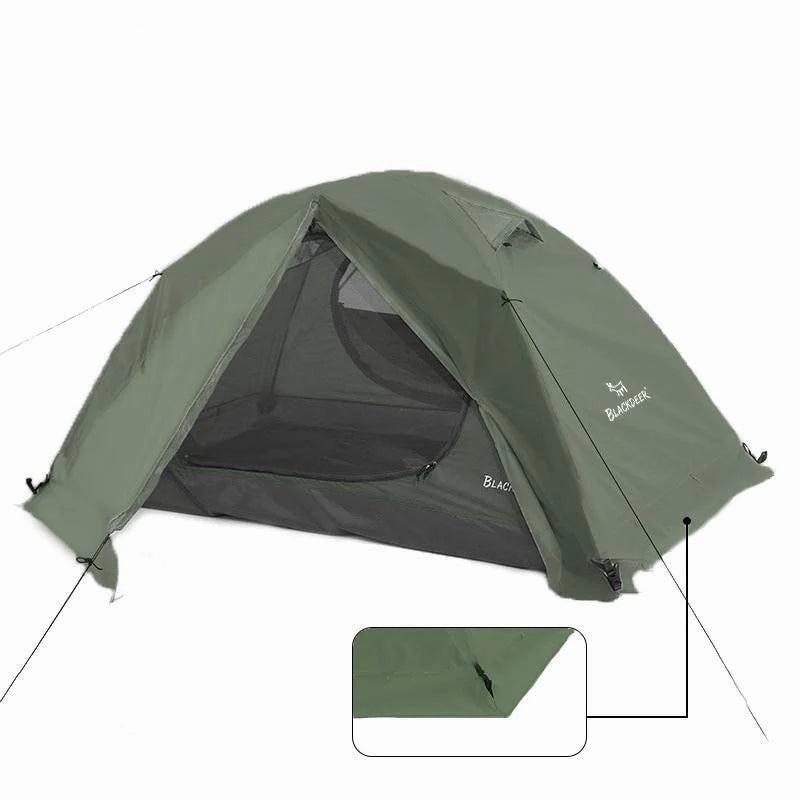 Une tente de camping verte avec deux portes et un vestibule.