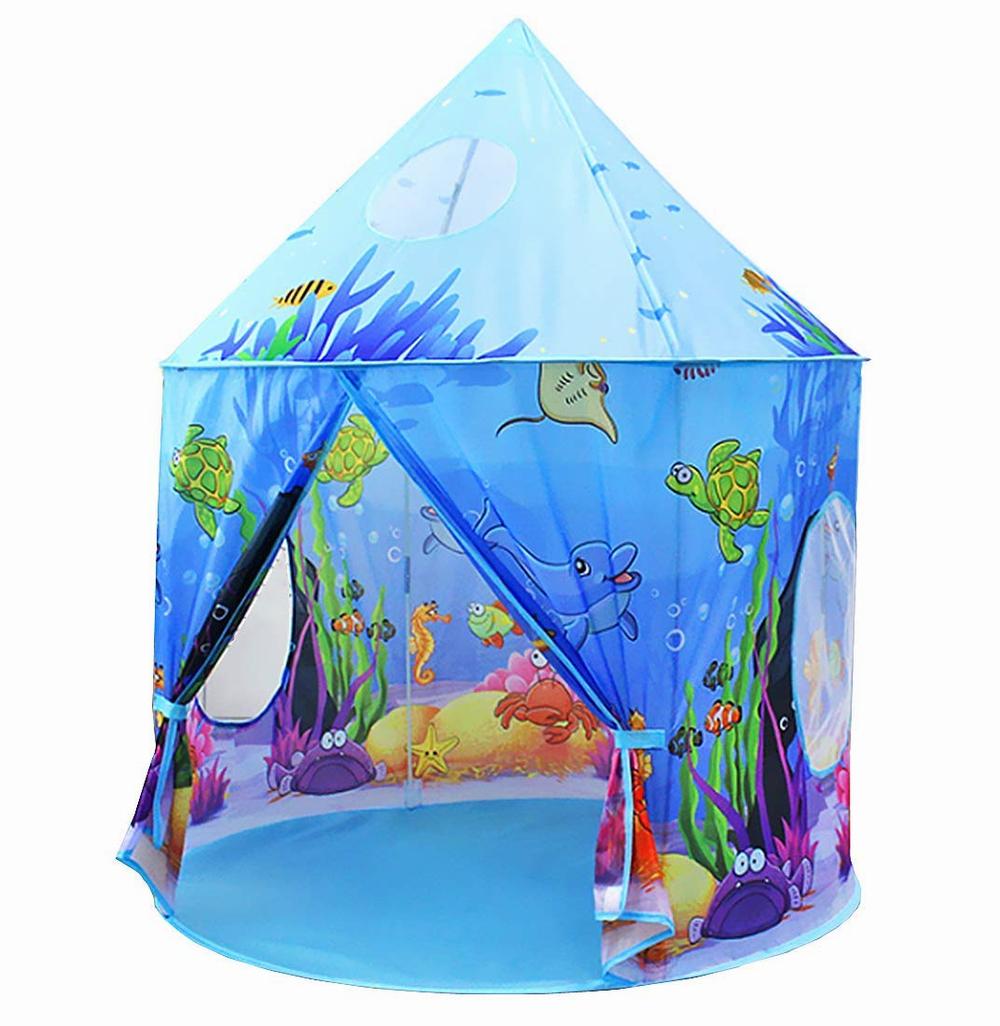 Une tente de jeu colorée sur le thème de la mer avec des poissons, des tortues et des méduses.