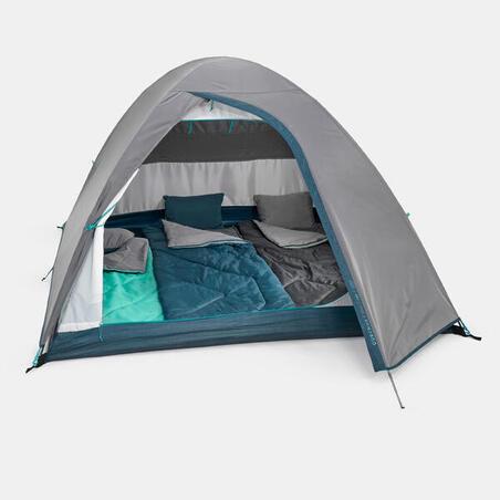 Une tente de camping 2 seconds bleue et grise avec 3 matelas et 3 sacs de couchage bleus et verts.