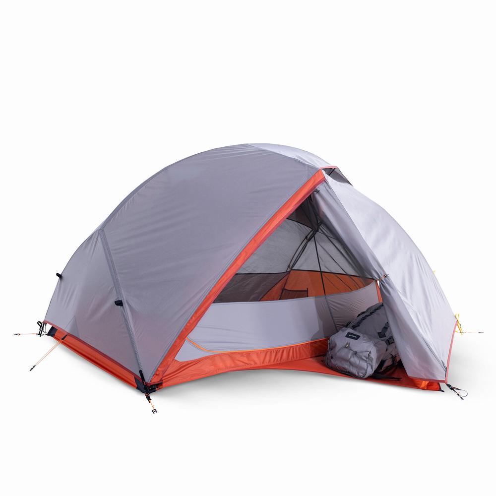 Une tente de camping légère et compacte pour deux personnes.