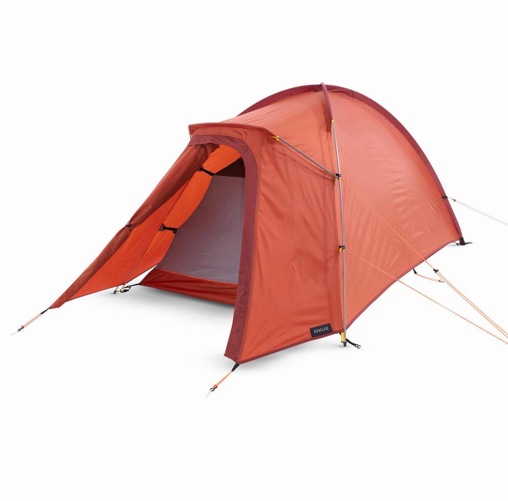 Une tente de camping orange avec un vestibule et une porte ouverte.