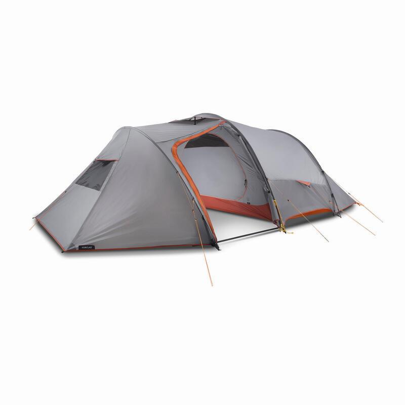 Une tente de camping spacieuse et familiale avec deux chambres et un auvent.