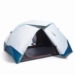 Une tente de camping bleue et grise avec deux portes.